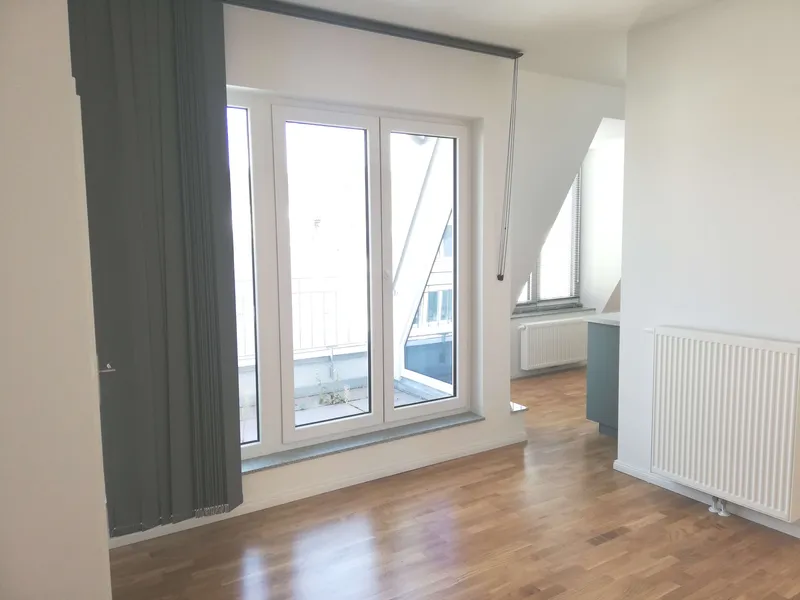 Hochwertige Wohnung im Dachgeschoss mit Terrasse — photo 1